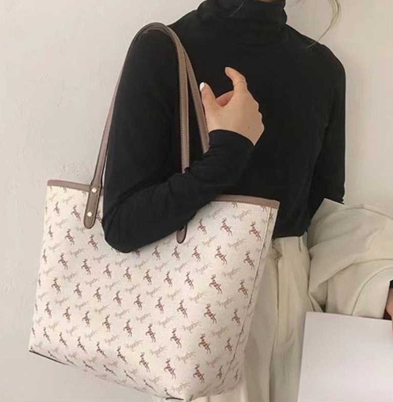 Dollcini Mintás Női Műbőr Tote Táska – Lovas Motívummal, Fehér