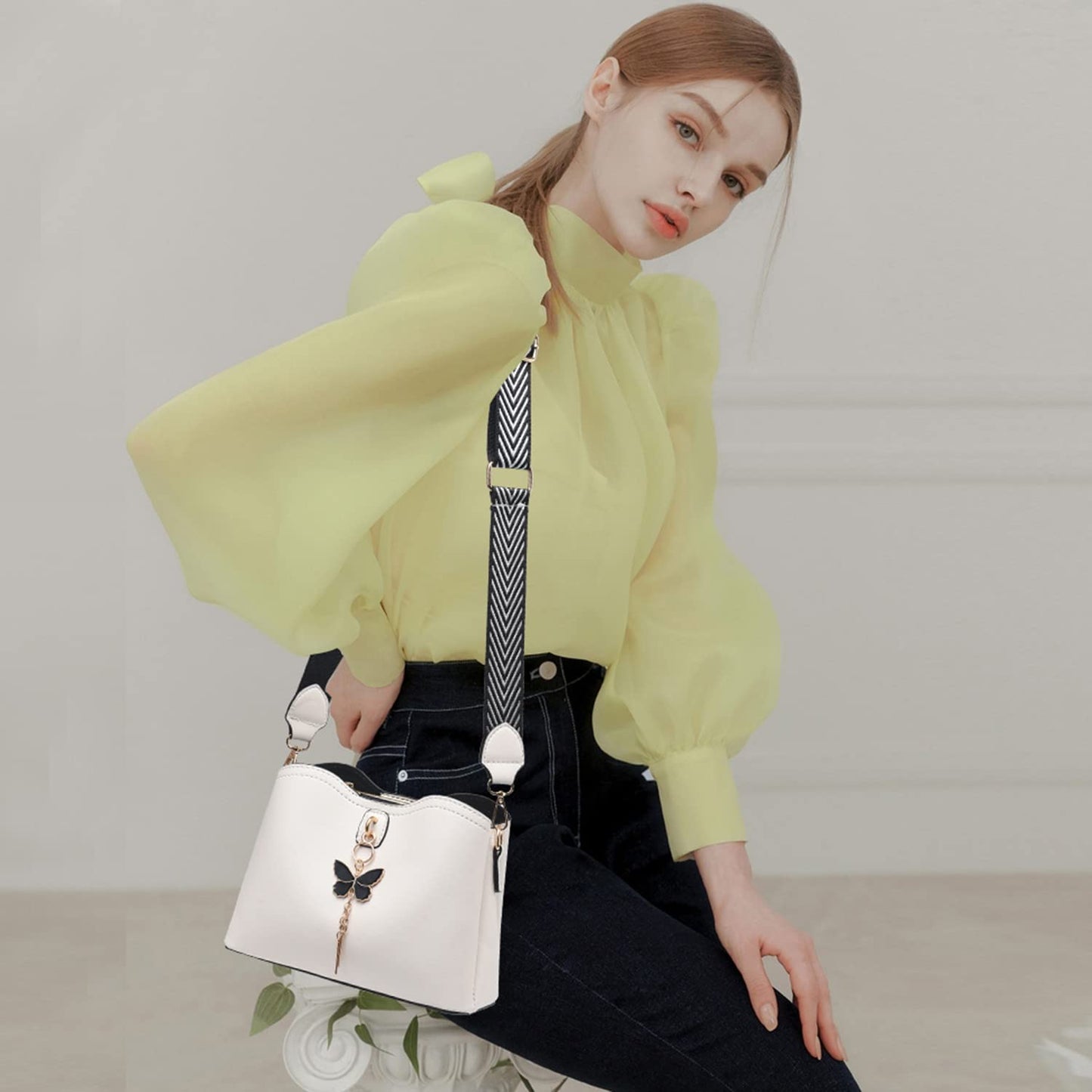 Dollcini Elegáns Női Futártáska – Műbőr, Pillangós Medállal